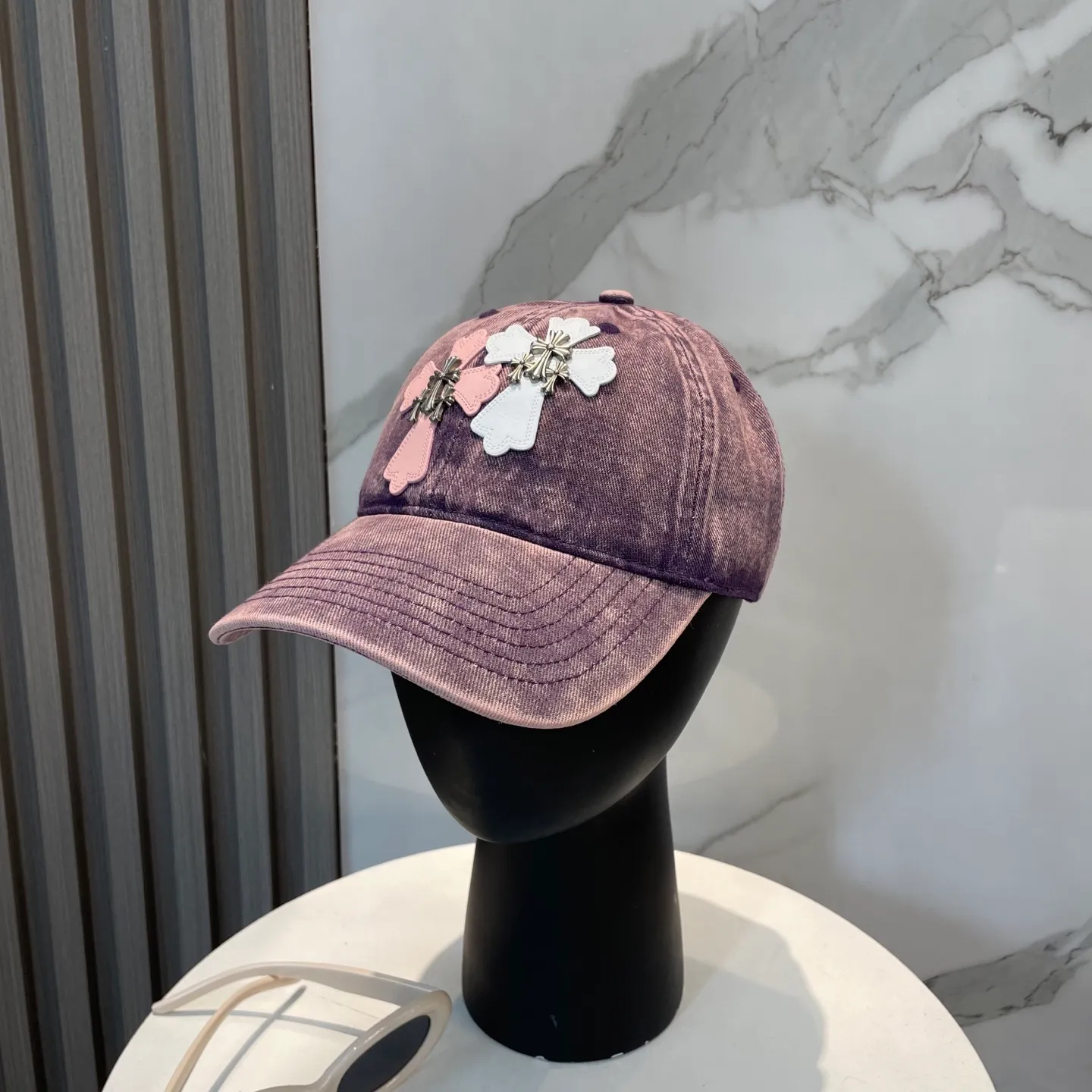 P76 Crow Heart 🆕🆕25 new baseball cap, stylish and classic cross logo, casual with a cool feeling, unisex style, same style for men and women! Very easy to match! Head circumference: 56-58cm is available